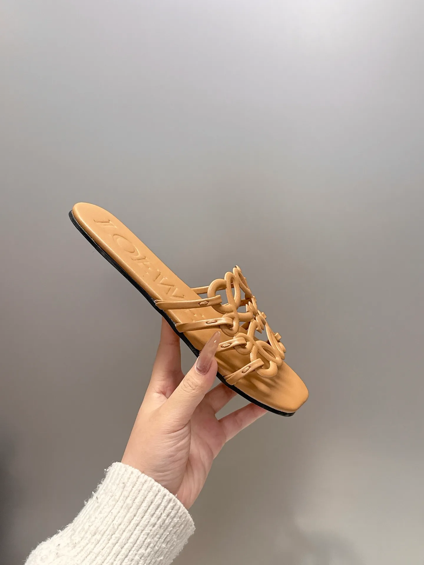 👟👟Ex-factory price 460👟👟 Leather injection molded non-slip outsole. Code number 35-40! LOEWE 25ss new slippers for spring and summer, the crazy simple design feels cleaner and more elegant, which will make you miss it. The color is also very attractive and beautiful, and the moment you put it on your feet, you are full of temperament and aura, you are simply invincible, handsome and stylish!
